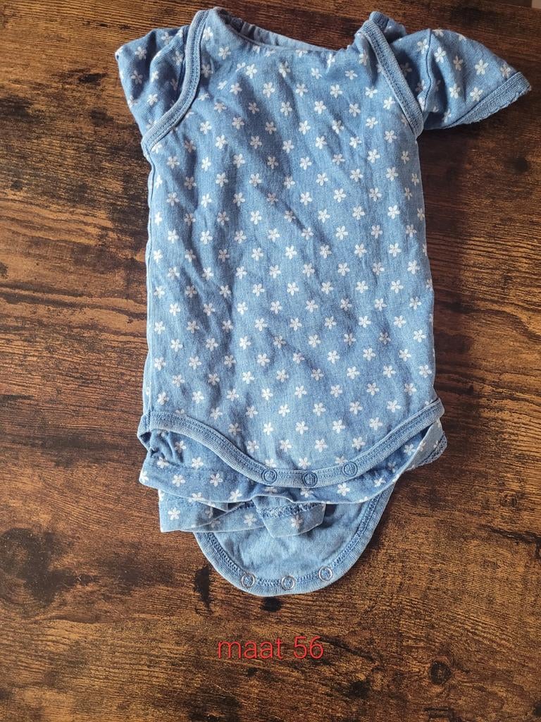 Blauwe romper met bloemetjes maat 56. Prijs verlaagd, Ophalen of Verzenden, Nieuw, Meisje, Nacht- of Onderkleding