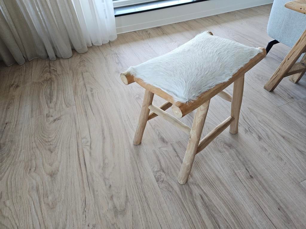 Rustiek krukje met vacht, Ophalen, Zo goed als nieuw, Hout