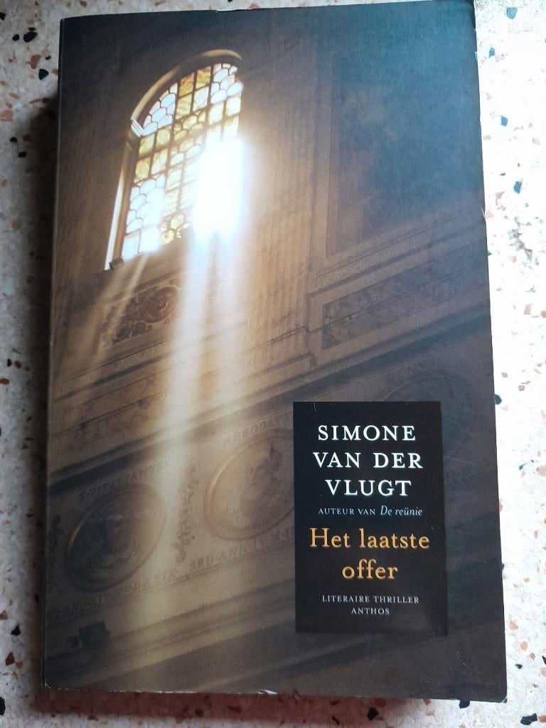 Vlugt Simone vd : Het laatste offer, Boeken, Thrillers, Zo goed als nieuw, Ophalen of Verzenden