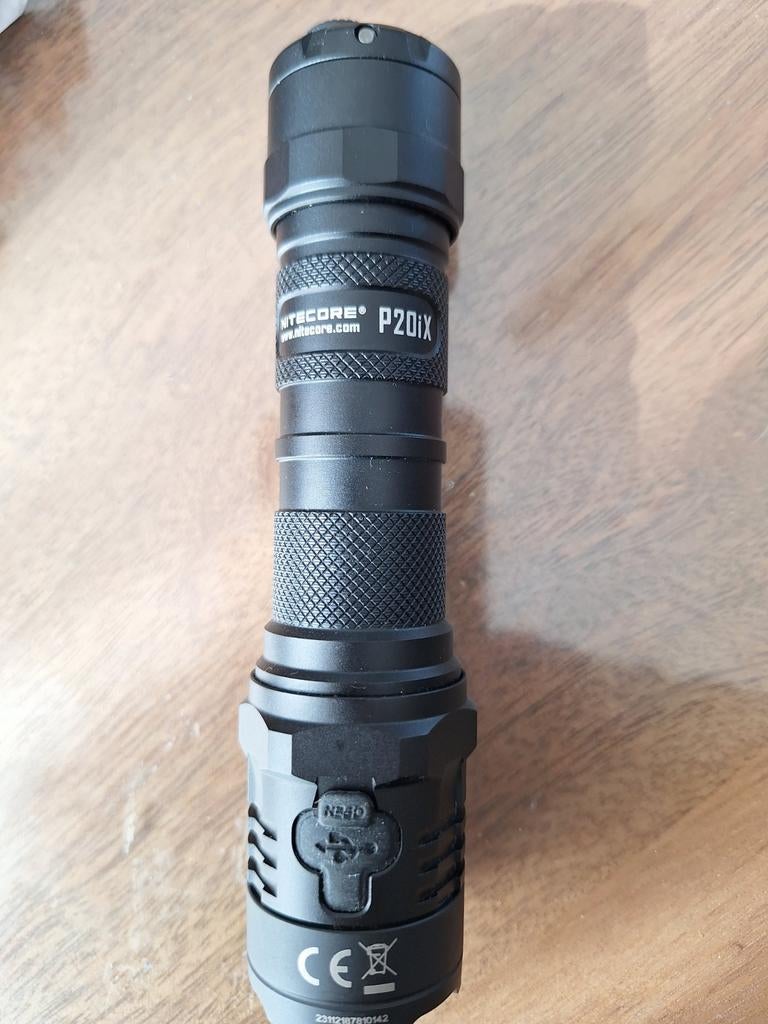 Zaklamp Nitecore p20ix. 4000lumen, Caravans en Kamperen, Zaklampen, Ophalen of Verzenden, Zo goed als nieuw, Batterij