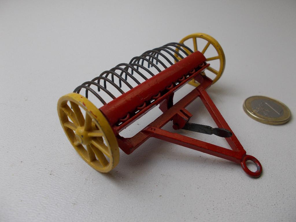 1954 Dinky Toys 324 HAY RAKE (Met werkend Hoog/laag systeem), Ophalen of Verzenden, Gebruikt, Tractor of Landbouw, Dinky Toys