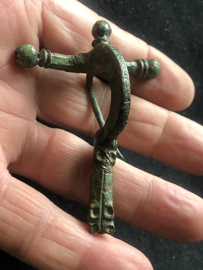 Bodemvondst fraaie ROMEINSE 3 Knoppen fibula ORIGINELE naald, Antiek en Kunst, Curiosa en Brocante, Ophalen of Verzenden