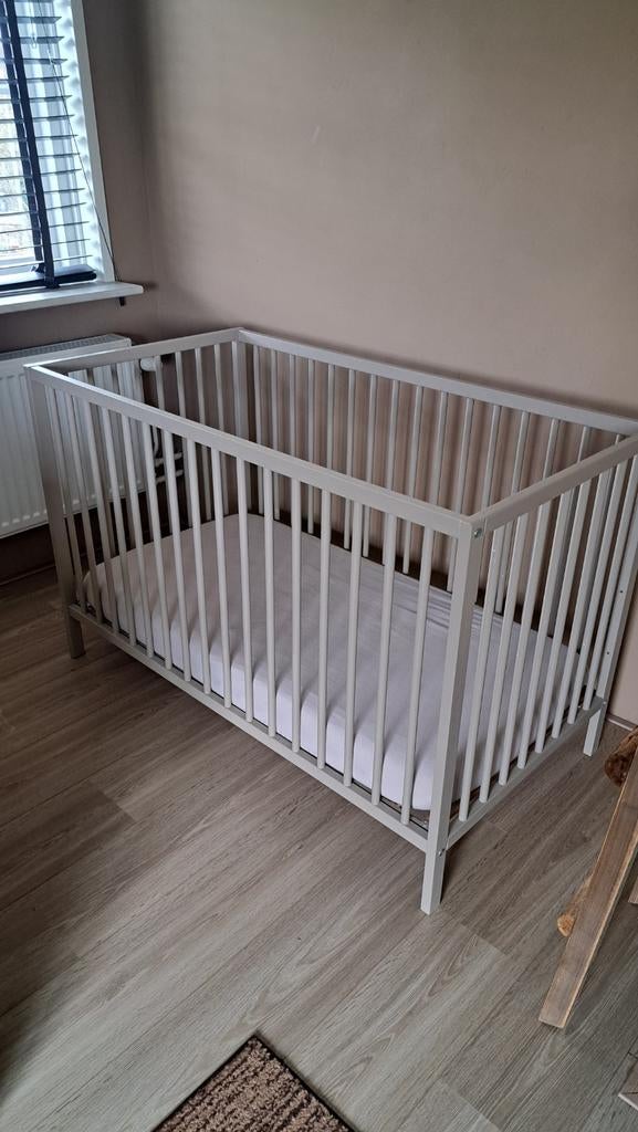 Ledikant (60x120) verstelbaar met matras en beddengoed, Kinderen en Baby's, Ophalen, Zo goed als nieuw, Ledikant