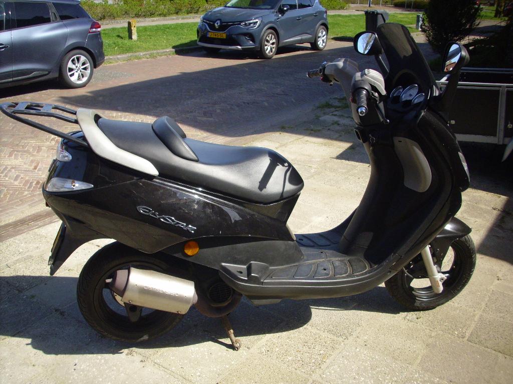 Scooter met Geel kenteken Rijdt heel goed met klein probeem, Ophalen, Gebruikt, Maximaal 45 km/u, Benzine