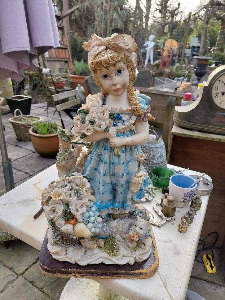 Vintage beeldje meisje met bloemen en fruit, Verzamelen, Beelden en Beeldjes, Gebruikt, Ophalen of Verzenden