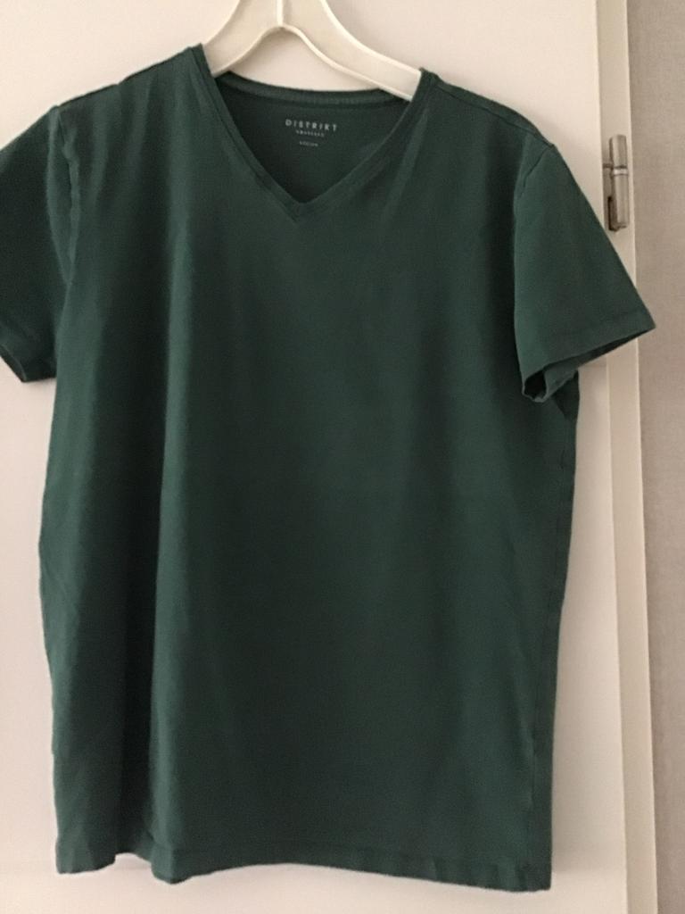 Prachtig shirt van Distrikt, Mt M. Z.g.a.n., Ophalen of Verzenden, Zo goed als nieuw, Maat 52/54 (L), Groen