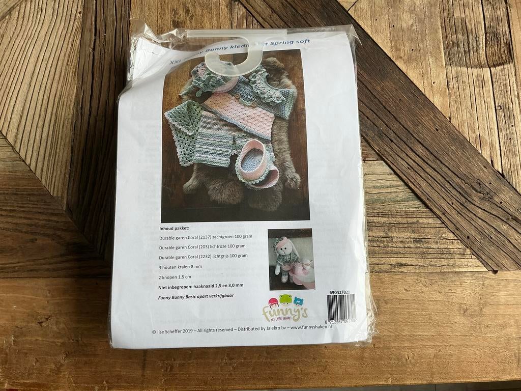Funny Bunny kledingset Spring soft - Haakpakket, Ophalen of Verzenden, Nieuw, Haken, Patroon of Boek