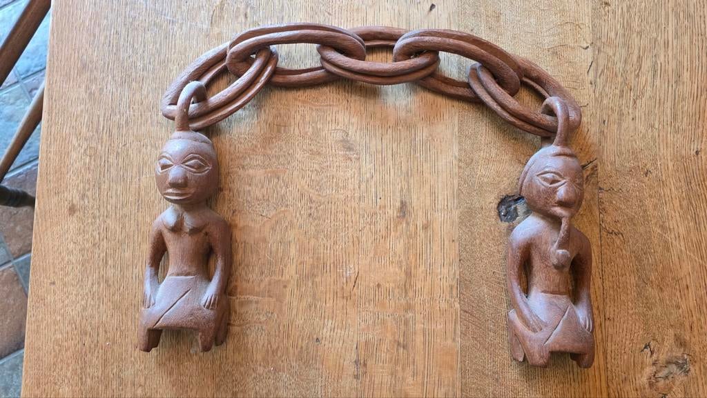 Houten sculptuur: Afrikaanse figuren aan ketting, Antiek en Kunst, Kunst | Beelden en Houtsnijwerken, Groep mensen, Handgemaakt