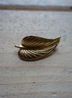 broche - goudkleurig blad, Ophalen of Verzenden, Zo goed als nieuw, Goud, Overige materialen