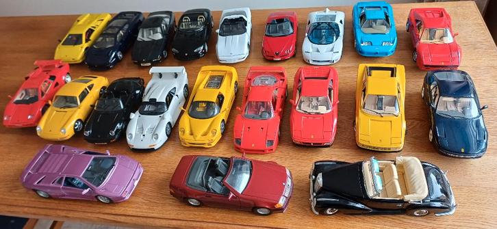 21 modelauto's schaal 1:18 alles in een koop., Hobby en Vrije tijd, Modelauto's | 1:18, Zo goed als nieuw, Maisto, Ophalen