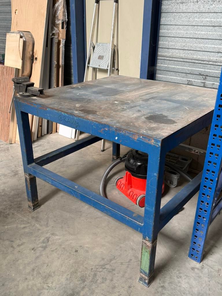 Robuuste werkbank met bankschroef, Doe-het-zelf en Verbouw, Werkbanken, Ophalen of Verzenden, Gebruikt, 120 tot 170 cm, Bankschroef