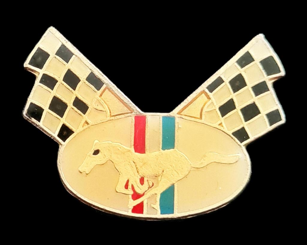 Ford Mustang race pin, Verzamelen, Speldjes, Pins en Buttons, Verzenden, Nieuw, Transport, Speldje of Pin