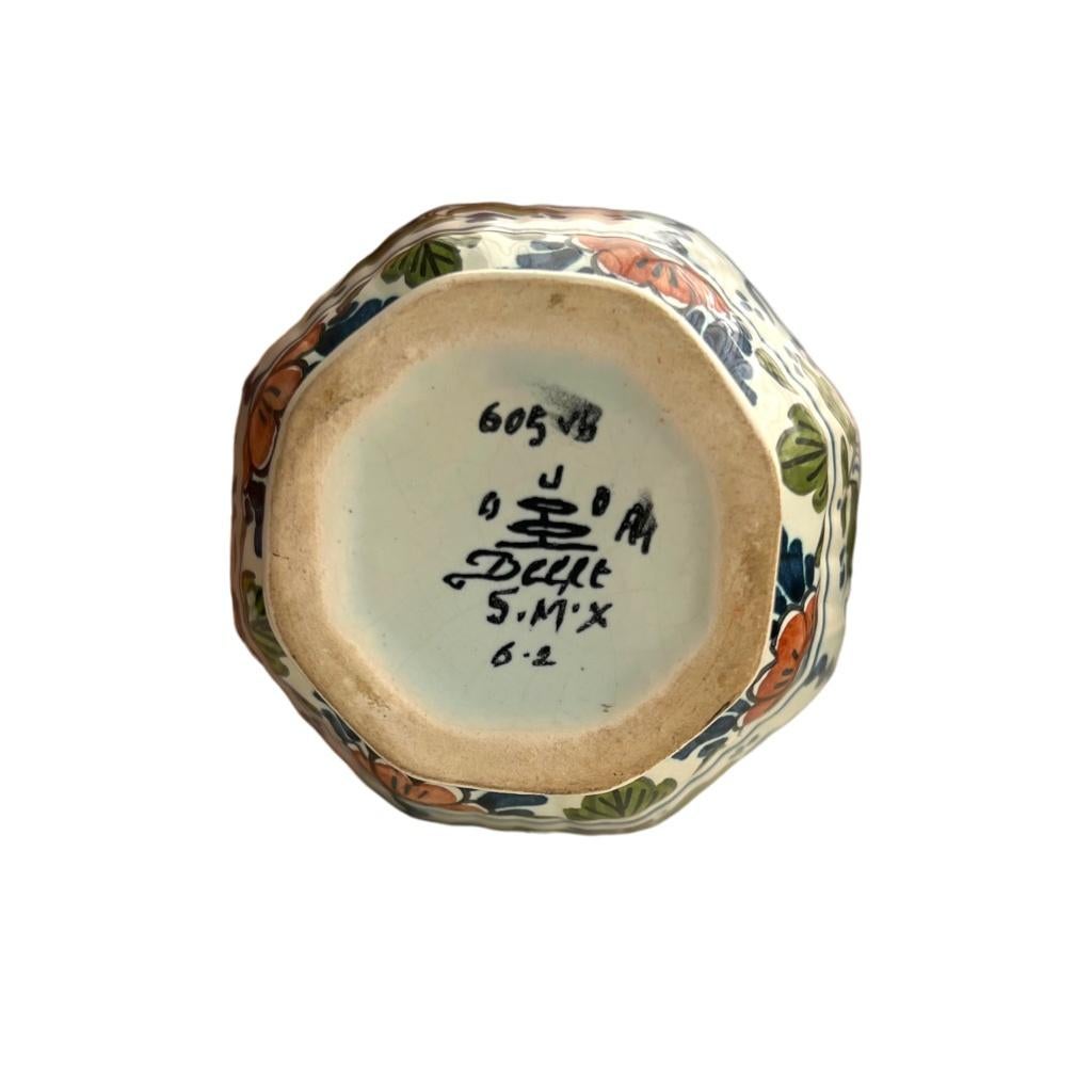 Decoratieve vaas van Oud Delft (na 1935 en vóór 1968)., Antiek en Kunst, Antiek | Vazen, Ophalen of Verzenden