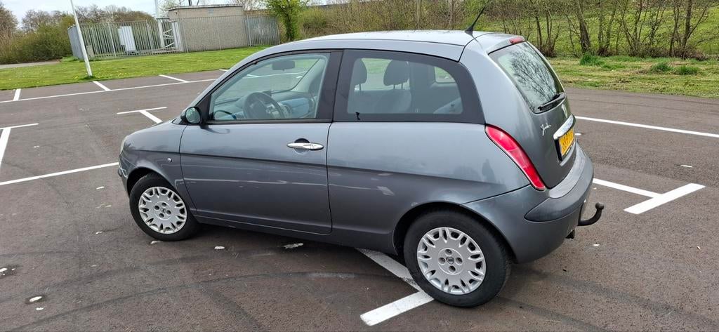 Lancia Ypsilon 1.4 16V AUT 2004 Grijs, Auto's, Lancia, 970 kg, Stof, 40 €/maand, 400 kg