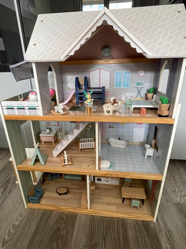 Houten poppenhuis met meubels en poppetjes, Verzamelen, Poppenhuizen en Toebehoren, Ophalen of Verzenden