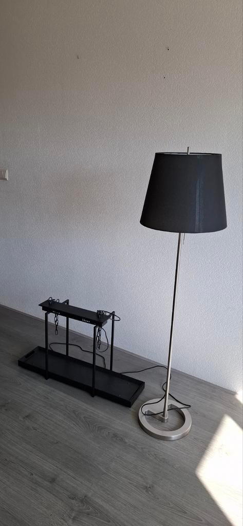 2 lampen 1vloerlamp met zwarte kap en zwart metalen hanglamp, Ophalen, Zo goed als nieuw, 150 tot 200 cm