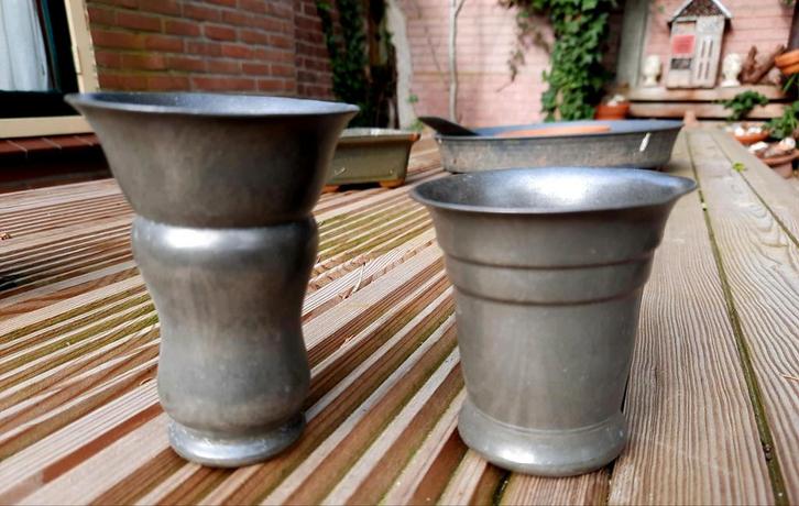 Set van twee antieke tinnen vaasjes / bekers, Antiek en Kunst, Antiek | Tin, Ophalen of Verzenden
