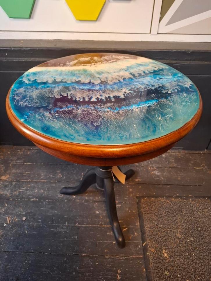 Klassiek bijzettafeltje met oceaan van epoxy, Huis en Inrichting, Tafels | Bijzettafels, Rond, 45 tot 60 cm, Minder dan 55 cm