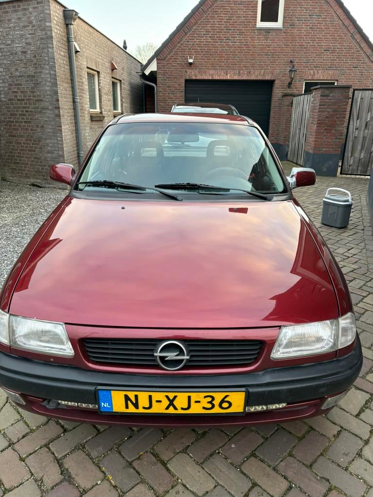 Opel Astra 1.6 I Tailgate 1996 Rood, Auto's, Opel, Voorwielaandrijving, 970 kg, 40 €/maand, 4 cilinders