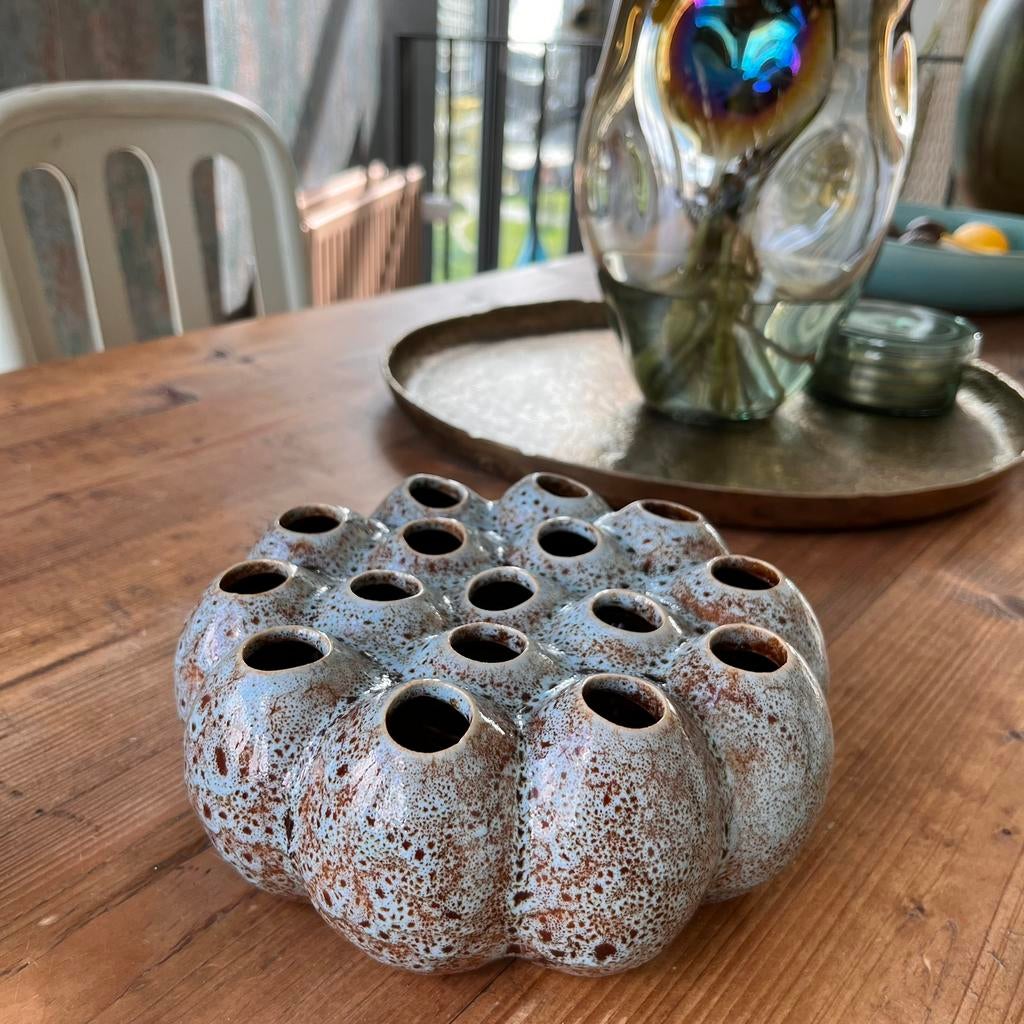 Tulpenvaas van Villa Pottery by Luimes en Luimes, Overige kleuren, Aardewerk of Porselein, Ophalen of Verzenden, Zo goed als nieuw