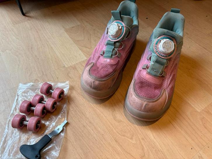 Roze en blauwe schoenen met wieltjes, Sport en Fitness, Schaatsen, Gebruikt, Overige typen, Overige merken, Ophalen of Verzenden