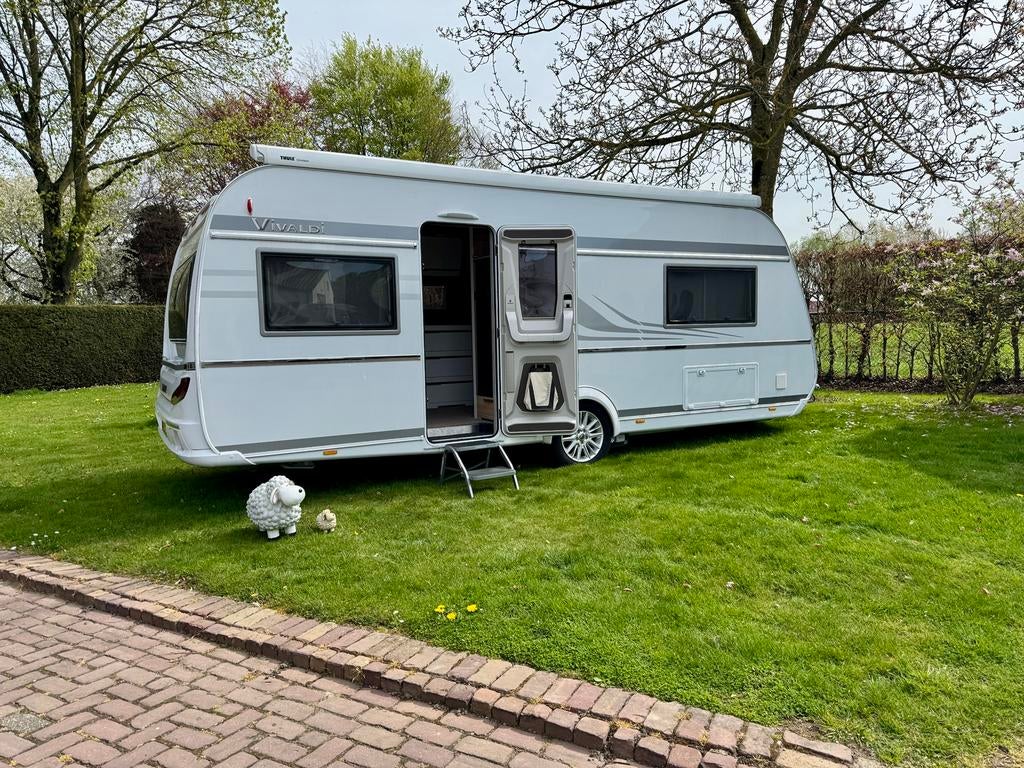 Tabbert Vivaldi 560TD 2023 - Nieuwstaat, Full Option, Luxe!, Caravans en Kamperen, Caravans, Rondzit, Tabbert, Frans bed, Schokbreker
