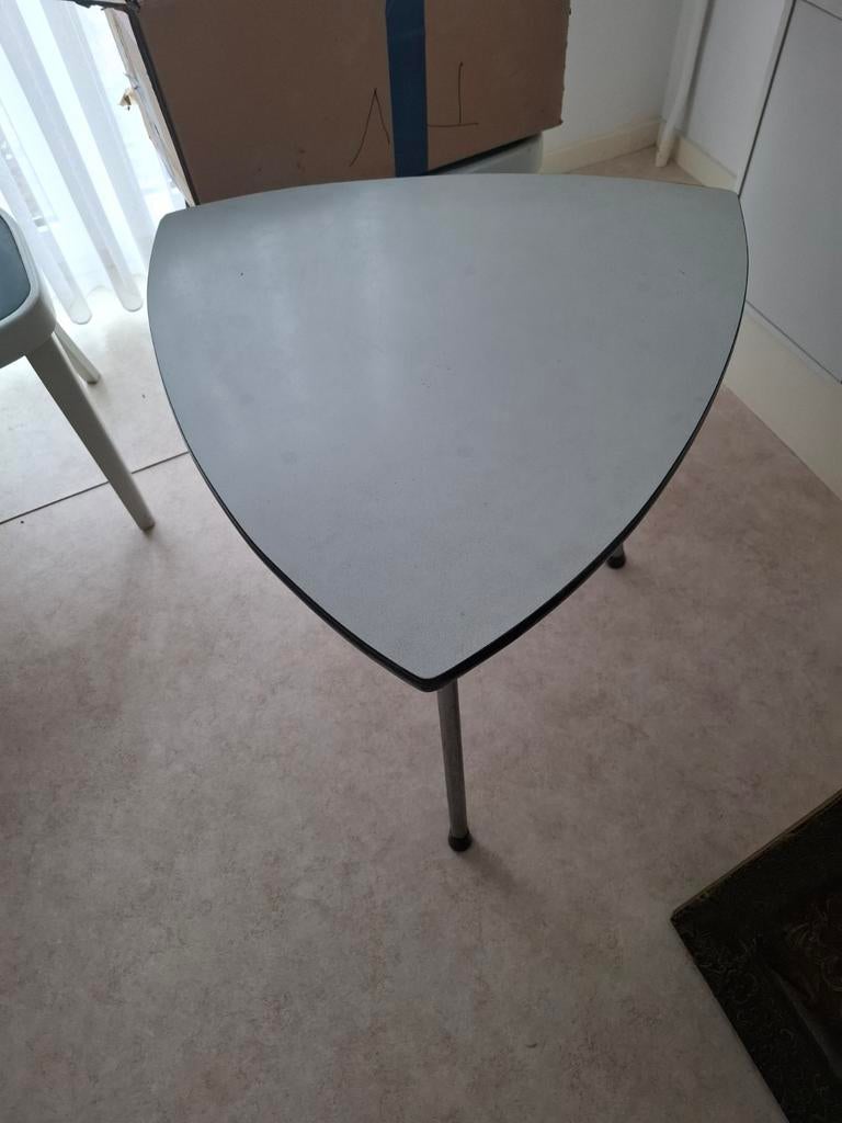 Vintage tafeltje met stoel - jaren '60 formica en metaal, Antiek en Kunst, Ophalen