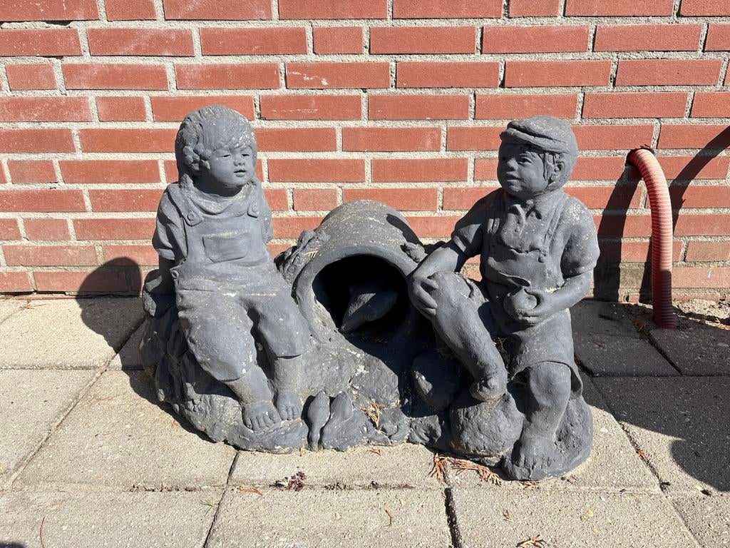 Waterornament met spelende kinderen en vis, Ophalen, Gebruikt, Beton, Waterornament
