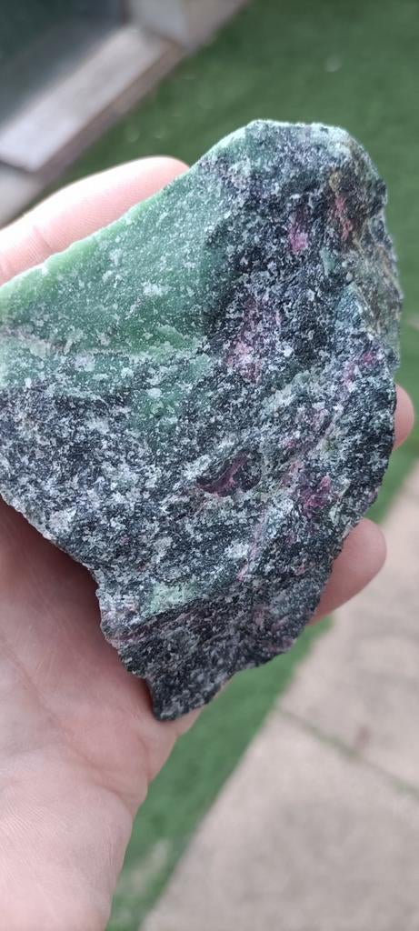 Robijn in zoïsiet, Verzamelen, Mineralen en Fossielen, Ophalen of Verzenden