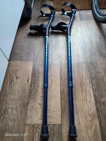 Verstelbare elleboog krukken blauw beschikbaar voor biedingen