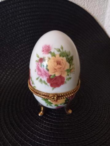 Porseleinen ei bloemen beschikbaar voor biedingen