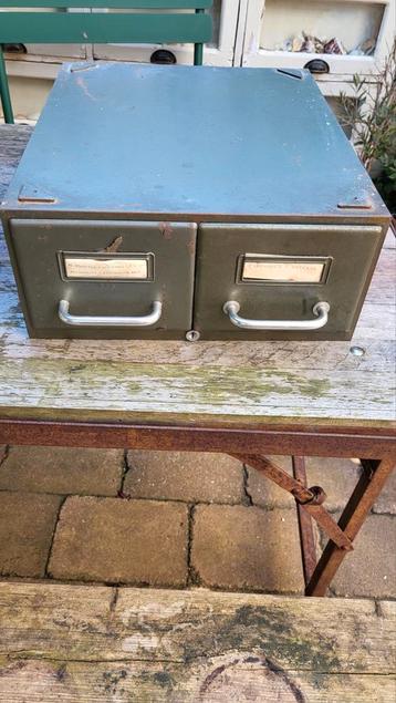 Vintage ladenbak kast beschikbaar voor biedingen