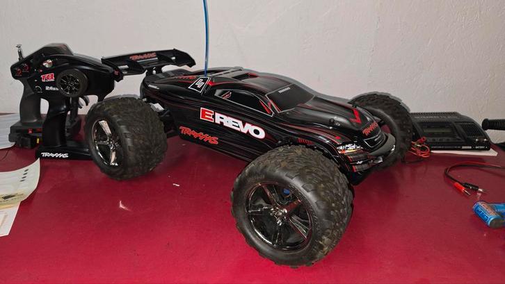 Traxxas E revo dual motor nieuwstaat!! Schelfqueen compleet, Hobby en Vrije tijd, Modelbouw | Radiografisch | Auto's, Zo goed als nieuw