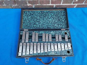 Muziekinstrument, antieke cylofoon in koffer. beschikbaar voor biedingen