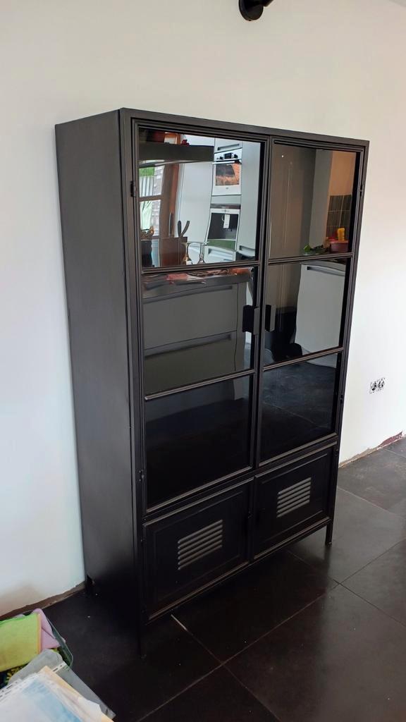 WOOOD Ronja Zwarte Metalen Vitrinekast - 167x99x40,5 cm, Huis en Inrichting, Kasten | Vitrinekasten, Zo goed als nieuw, 150 tot 200 cm