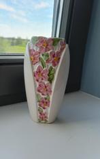 Witte vaas met bloemenpatroon, Wit, Aardewerk of Porselein, Ophalen of Verzenden, Zo goed als nieuw