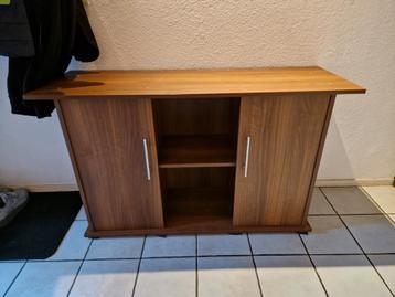 Houten kast met deuren en planken beschikbaar voor biedingen
