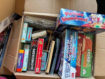 Doos vol gezelschapsspellen en knutselspullen beschikbaar voor biedingen