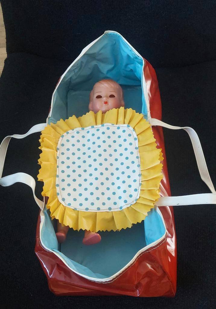Vintage POPPEN REISWIEGJE van lakplastic excl. pop, Antiek en Kunst, Antiek | Speelgoed, Ophalen of Verzenden