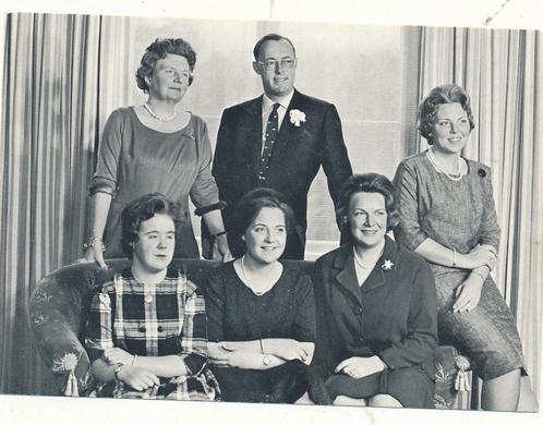 32 Koninklijk gezin  Anjer actie Prins Bernhard fonds, Verzamelen, Koninklijk Huis en Royalty, Kaart, Foto of Prent, Nederland