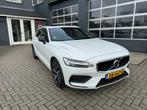 Volvo V60 2.0 T5 Momentum / Pano / Virtual / Trekhaak Nieuw, Te koop, Benzine, Gebruikt, 750 kg