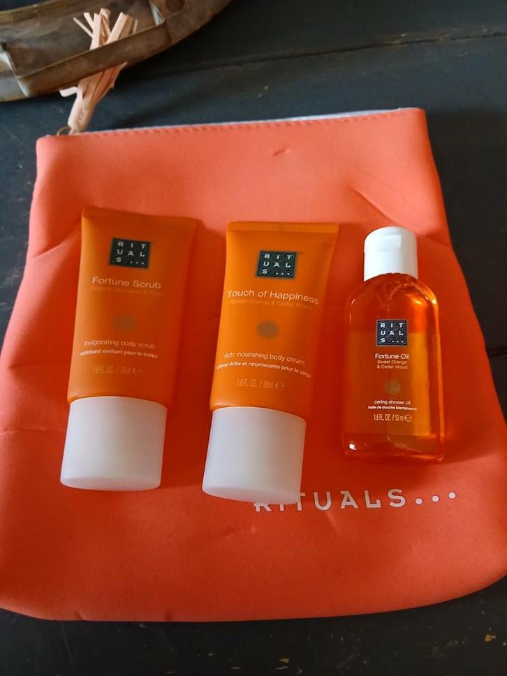 Rituals set - Fortune Scrub, Happiness, Fortune Oil p/s €5, Sieraden, Tassen en Uiterlijk, Uiterlijk | Cosmetica en Make-up, Zo goed als nieuw