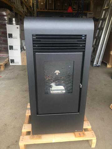 Pelletkachel Eva Calor Rita Boven en achter aansluiting beschikbaar voor biedingen