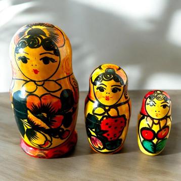 Mooie 3-delige vintage stapel poppen set.  beschikbaar voor biedingen