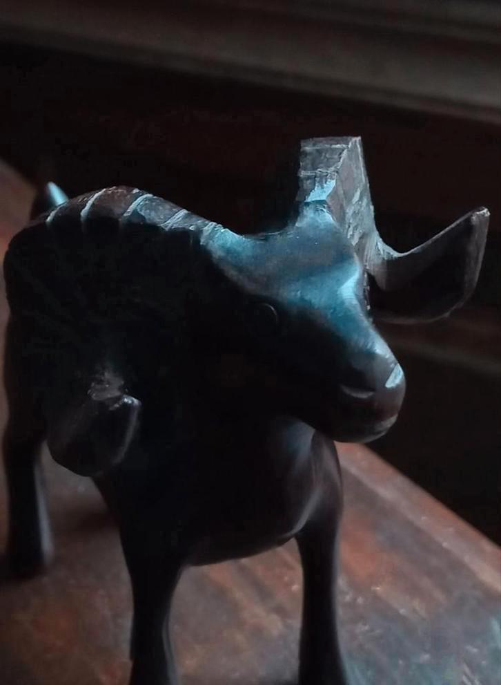 Een unieke en prachtige antieke houten sculptuur,Beeldje Ram, Antiek en Kunst, Kunst | Beelden en Houtsnijwerken, Ophalen of Verzenden