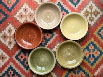 Set 5 tavola diepe kleurrijke borden beschikbaar voor biedingen