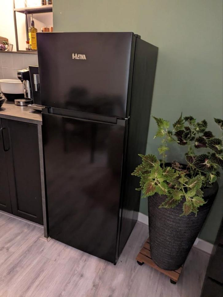 Zwarte ETNA vrijstaande koelkast + vriezer, Witgoed en Apparatuur, Koelkasten en IJskasten, Zo goed als nieuw, Met aparte vriezer