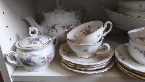 Servies Thee/Ontbijt met bloemboeketjes / roze roosjes, Antiek en Kunst, Antiek | Servies los, Ophalen of Verzenden