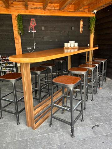 Prachtige eikenhouten bartafel met 12 barkrukken beschikbaar voor biedingen