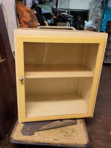 Vintage (Bruynzeel) Keukenkastje met Glas 2x beschikbaar voor biedingen